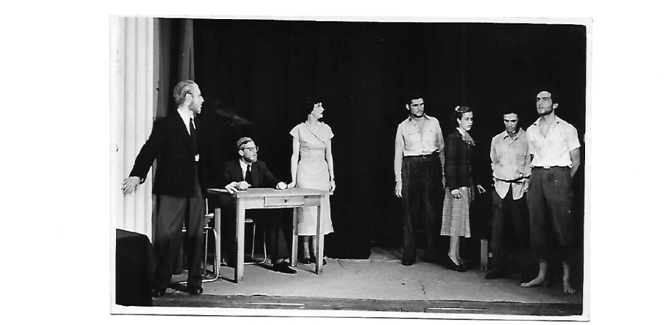 Bob Dickhout (midden) met zijn studievrienden bij het Amsterdams Studenten Toneel, 1951